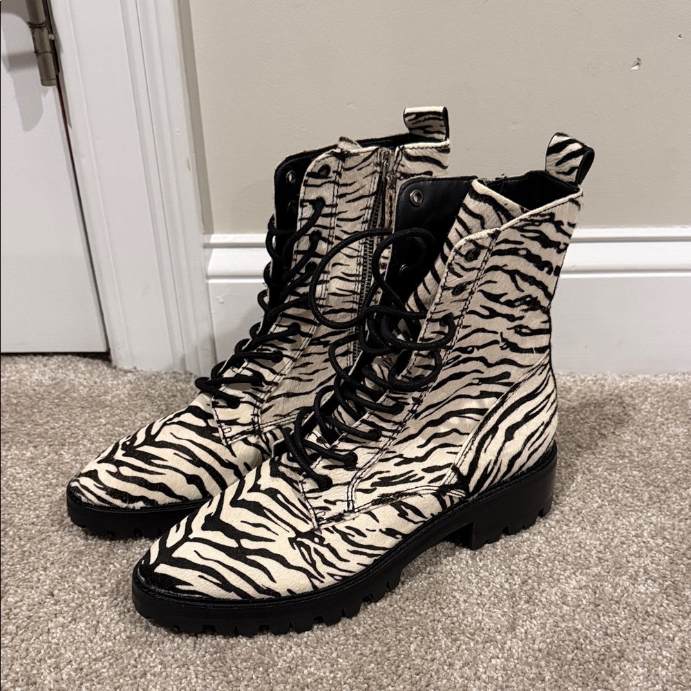 Dolce Vita Womens Black Zebra🦓 Lace Up Lug Sole Sz 9.5